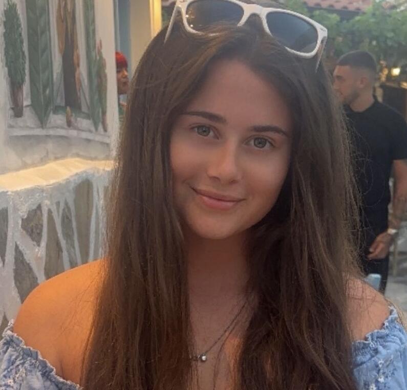 Isabelle Deacon Cropped